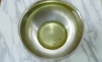 蛋清中滴数滴柠檬汁