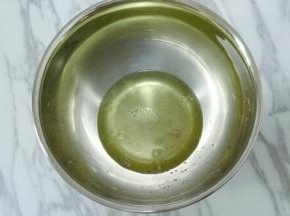 蛋清中滴数滴柠檬汁