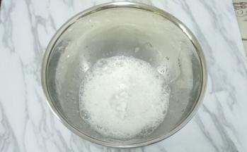 打至鱼眼泡时加入三分之一白砂糖