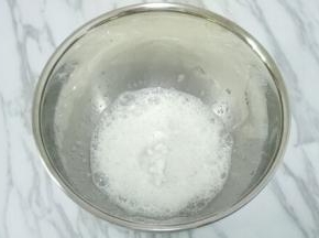 打至鱼眼泡时加入三分之一白砂糖