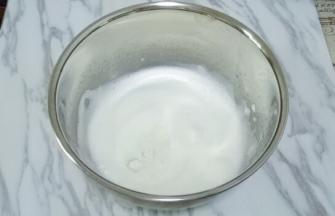 电动打蛋器继续高速打发，出细腻泡时加入三分之一白砂糖