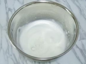 电动打蛋器继续高速打发，出细腻泡时加入三分之一白砂糖