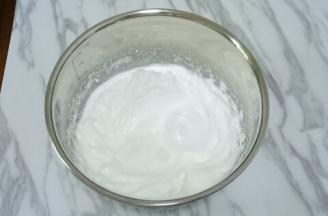 然后继续高速打发，打发至湿性发泡时加入剩下的三分之一白砂糖