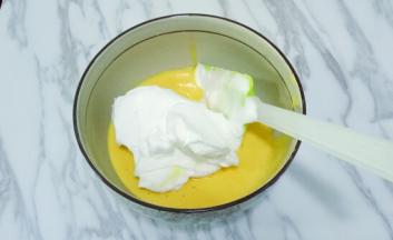 取三分之一的蛋白加入蛋黄糊中，上下翻拌均匀，不要画圈搅拌避免消泡