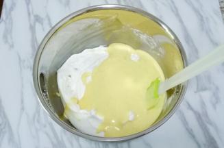 将混合好的蛋黄糊全部倒入蛋白中，上下翻拌均匀，像炒菜一样的手法