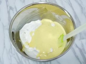 将混合好的蛋黄糊全部倒入蛋白中，上下翻拌均匀，像炒菜一样的手法