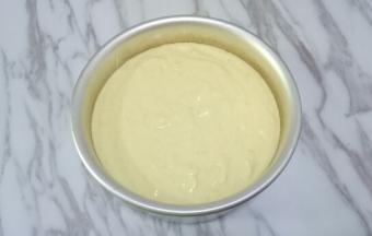 将蛋糕糊倒入6寸模具，轻震出气泡