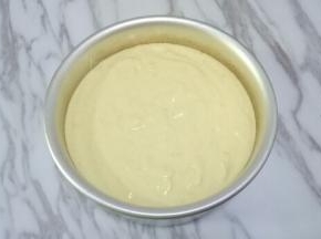 将蛋糕糊倒入6寸模具，轻震出气泡