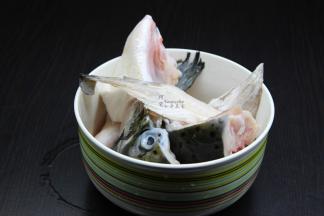 三文鱼头解冻，洗净去鱼鳃，切块放盐、油、料酒、鸡粉、生抽、鱼露腌制十分钟；