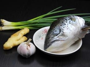 准备食材：三文鱼头、蒜头、香葱、生姜、高汤等；