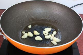 热锅，倒油，放入蒜头爆香；