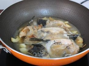 煎至微黄的时候，加入热高汤，汤汁刚盖过鱼头；