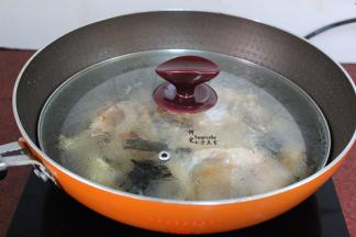 盖上盖子，大火煮沸，转为小火；