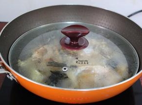 盖上盖子，大火煮沸，转为小火；