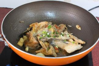 煮至汤汁少许的时候，放葱，收汁即可。