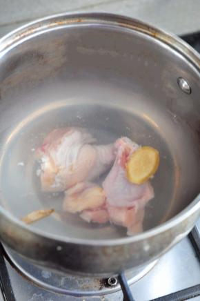 鸡腿冷水下锅，放入两片姜，煮至水开。