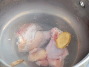 鸡腿冷水下锅，放入两片姜，煮至水开。