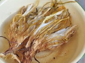 火龙果花轻轻取出，抖下浮尘，放入水中浸泡一下捞出。