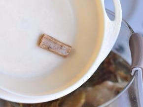 党参冲洗一下，然后和鸡腿、火龙果花一起放入养生壶中，加入1500亳水。