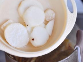 把山药去皮切成片，把粘液冲冼掉，放入养生壶中，盖盖按下养生汤程序，就不用管了。