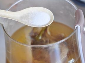 煲汤时间为一小时，时间结束后会有蜂鸣提示音，然后加入适量盐和味精即可。