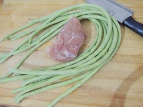 豆角摘洗干净，里脊肉洗净