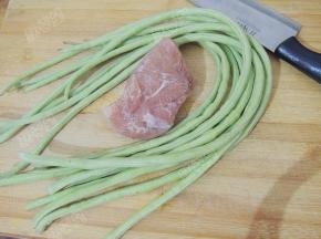 豆角摘洗干净，里脊肉洗净