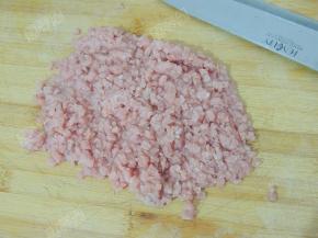 将里脊肉切碎成肉末
