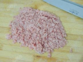 将里脊肉切碎成肉末