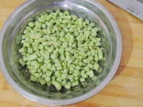 长豆角切成小丁