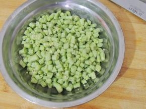 长豆角切成小丁