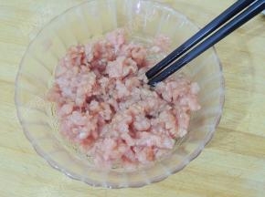 肉末中加入生抽、料酒、盐、蛋清腌制二十分钟