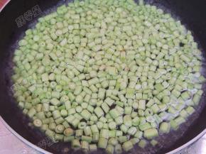 锅中放入水，水里加一点盐和油，水沸腾后放入豆角焯水