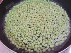 锅中放入水，水里加一点盐和油，水沸腾后放入豆角焯水