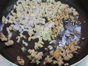 放入姜蒜末炒香