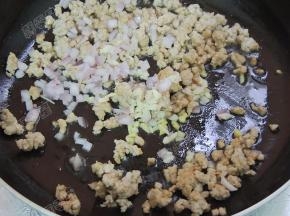 放入姜蒜末炒香