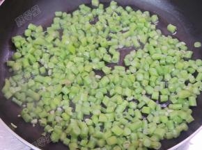焯好水的豆角过一遍冷水