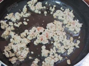 锅热油，放入肉末煸炒变色