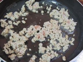 锅热油，放入肉末煸炒变色