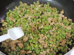 最后加入盐和鸡精调味即可