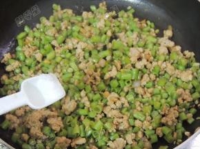 最后加入盐和鸡精调味即可