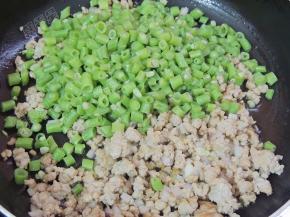 降入姜蒜末炒香