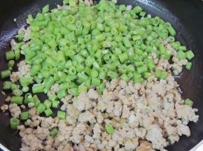 降入姜蒜末炒香