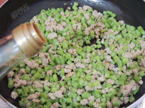 加入生抽翻炒均匀