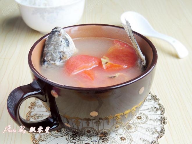 番茄滚鲫鱼汤
