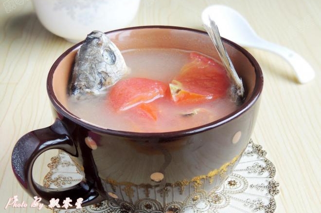 番茄滚鲫鱼汤