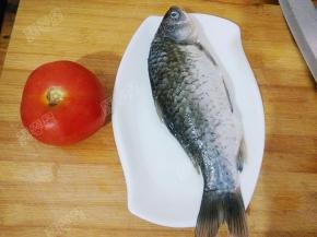 野生小鲫鱼处理干净，番茄洗净备用