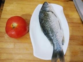 野生小鲫鱼处理干净，番茄洗净备用