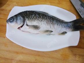 鲫鱼切花刀，抹上盐和料酒腌制二十分钟