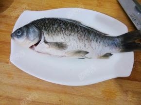 鲫鱼切花刀，抹上盐和料酒腌制二十分钟